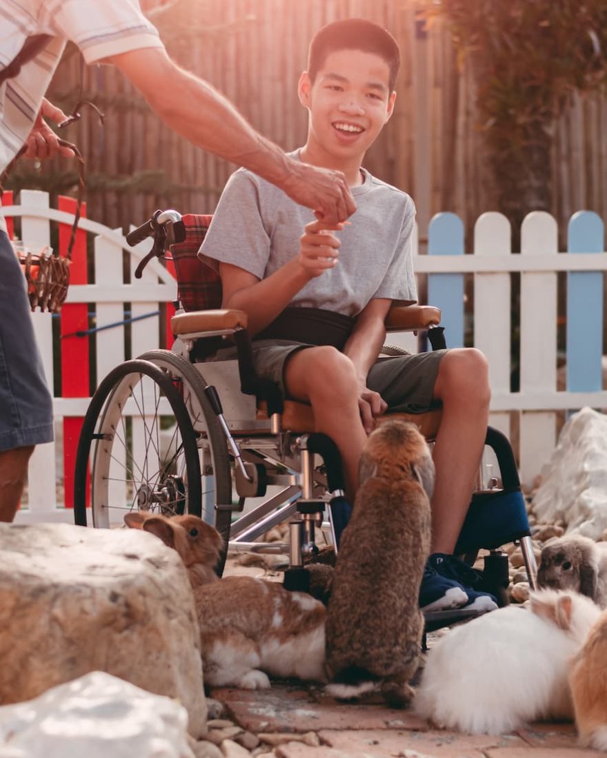 niño en silla ruedes feliz